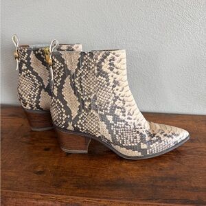 Franco Sarto Snake Ankle Boots Size 9 Pointed Toe Cream Black